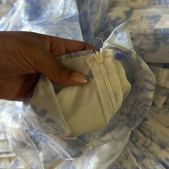 SOLD White and blue floral dress - Picture 9 of 10